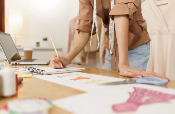 社交ダンスドレスのデザイン案を技術スタッフが提案している様子