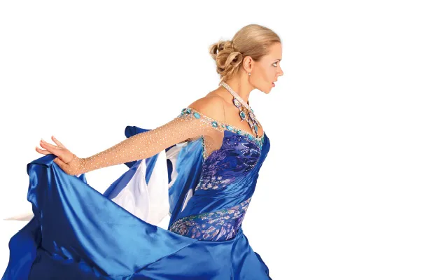 社交ダンスドレスリフォームの制作途中に行う仮縫いやサイズ確認の様子