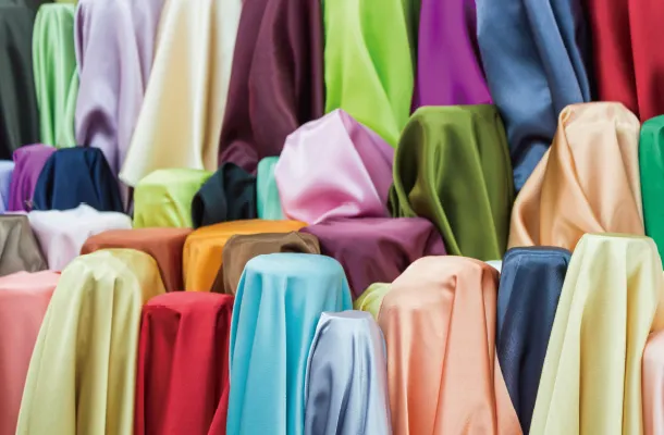 アトリエに揃っている100種類以上の社交ダンス用生地や装飾パーツ