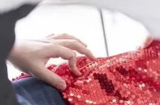 納品後のドレスの微調整やアフターフォローを行うアトリエスタッフ